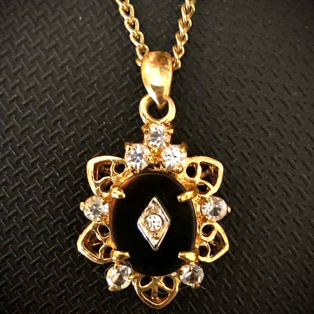 ALEXANDRAS ACCENTS Victorian Black Cabochon Pendant Necklace 18" Gold-tone Chain